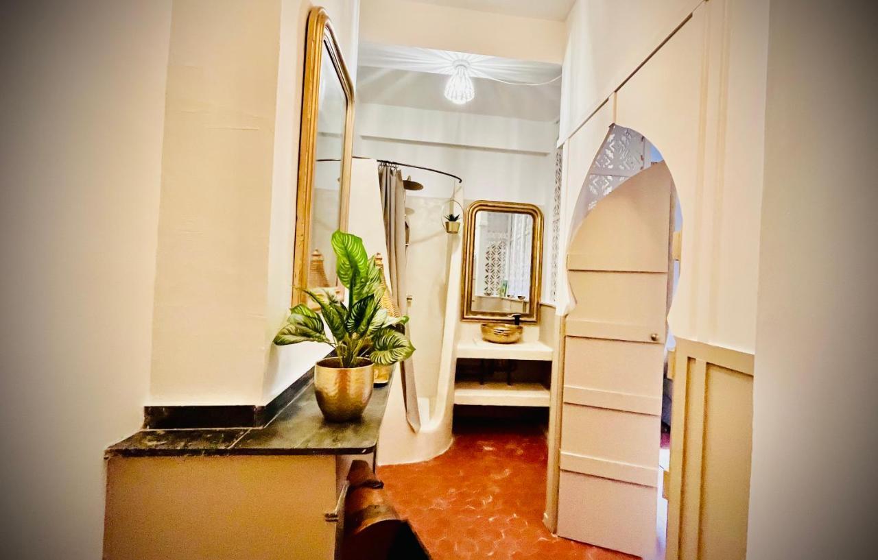 Maison D'Hotes De Charme "La Belle Dame Sans Regrets" Talairan Extérieur photo