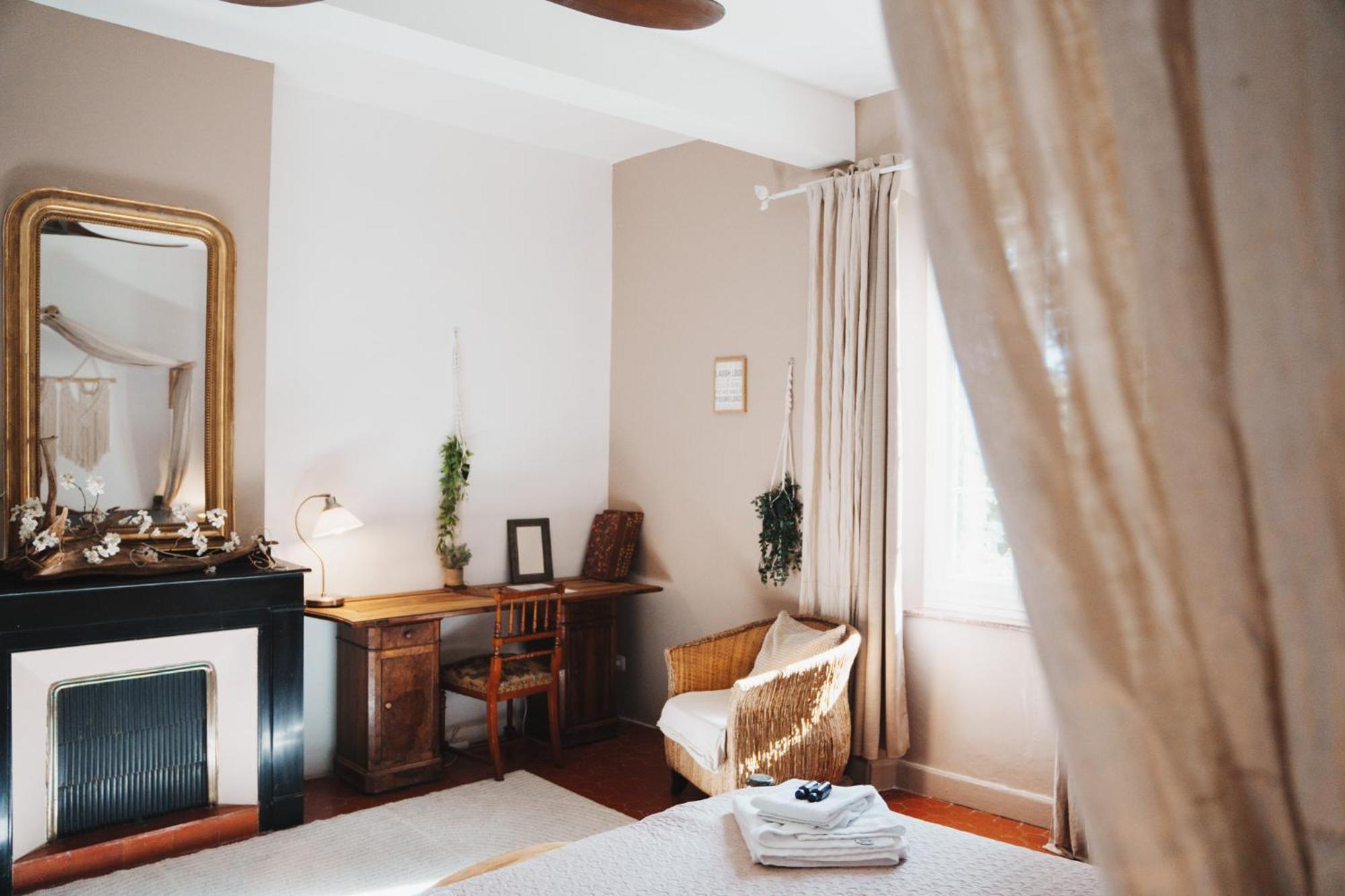 Maison D'Hotes De Charme "La Belle Dame Sans Regrets" Talairan Extérieur photo