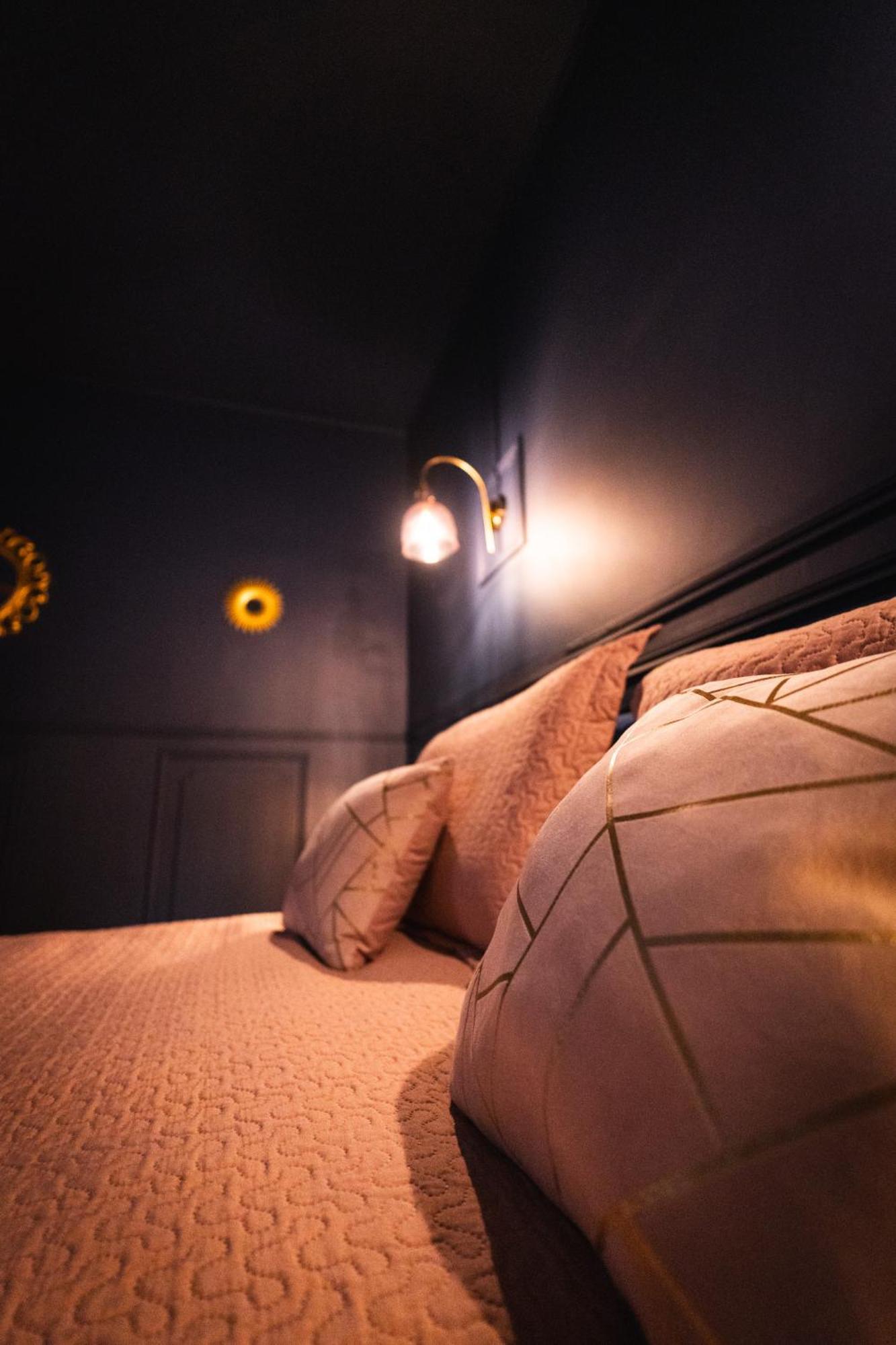 Maison D'Hotes De Charme "La Belle Dame Sans Regrets" Talairan Extérieur photo